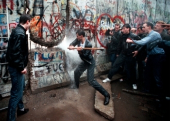 Sacripanti chiede al Comune di commemorare la Caduta del muro di Berlino