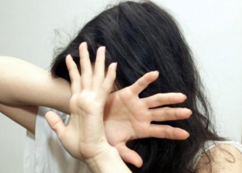 Sale in macchina una 22enne e la stupra, denunciato un orvietano