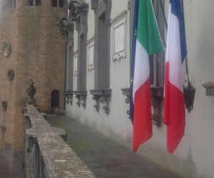 Attentati Parigi: bandiere italiana e francese a palazzo donini. A umbria libri l’orchestra esegue la Marsigliese