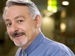 Leo Gullotta, debutta in prima nazionale al Mancinelli con “Spirito allegro”,classico della prosa contaminato dalle più avanzate tecnologie digitali