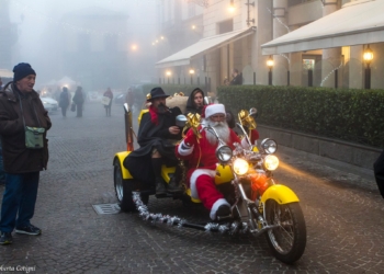 Babbo Natale: singolare arrivo a  Orvieto senza renne, ma su una sgargiante motocicletta