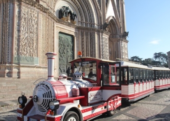 Il “trenino dei desideri” registra il “tutto esaurito” passando tra luminarie e lo swing di una marching band