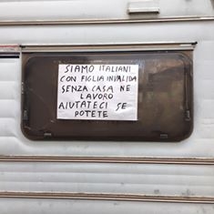 Famiglia con figlia invalida, costretti a vivere in un camper. Storie di ordinaria anormalità