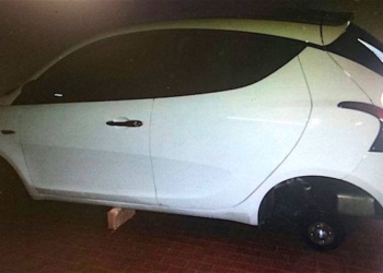 Ladri di ruote, i proprietari trovano mattoni al loro posto. Denunciati in 4 dalla Stradale