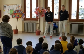 Azzurra Ceprini A1 – Blake e Taryn alla Scuola Elementare “Vittorio Bachelet ” di Porano alla lezione di inglese.