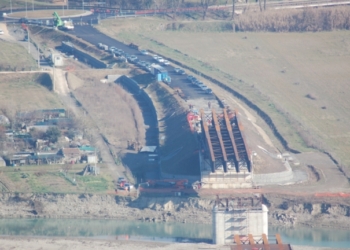 Ieri “spinta” oleodinamica del ponte in acciaio sul fiume Paglia