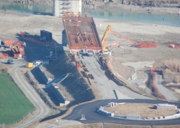 Ieri “spinta” oleodinamica del ponte in acciaio sul fiume Paglia
