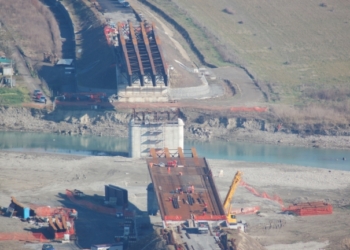 Ieri “spinta” oleodinamica del ponte in acciaio sul fiume Paglia