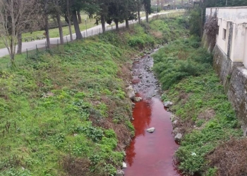 Rossa come il sangue, preoccupazione per l’acqua del fosso della Badia