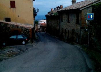 A Porano il Pisciarello e la strettoia fanno chiacchierare. Conticelli spiega come sarà il nuovo accesso al centro storico