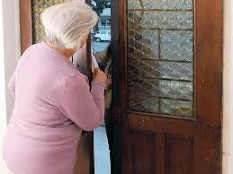 Furti e truffe ad anziani, allontanate tre rumene e denunciata una quarta