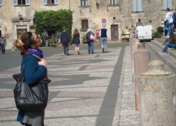 Commercio a Orvieto. Gente che va gente che viene