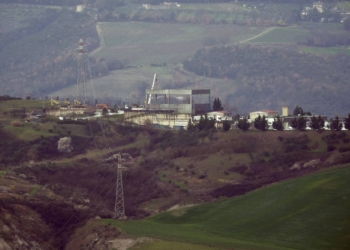 Il “mostro” delle Crete sembra imbattibile ma l’impatto ambientale resta pessimo