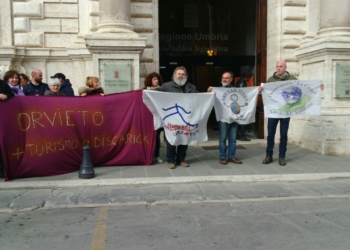 Sit-in sotto il Palazzo della Regione