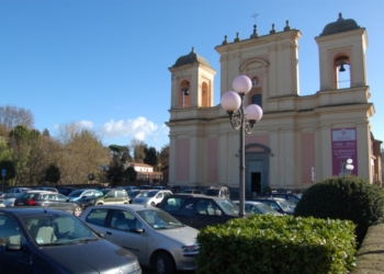 Acquapendente. Il parcheggio deturpa la Basilica del Santo Sepolcro. Un’oscenità
