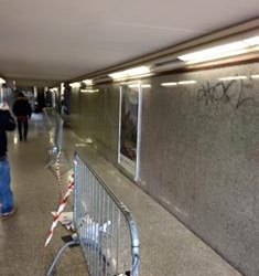 Rose rosse nel sottopasso ferroviario di Orvieto