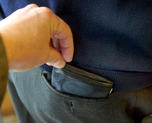 Gli ruba il portafoglio distraendolo alla guida, denunciata una nomade. Un’altra allontanata