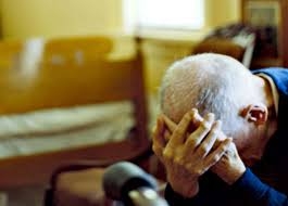 Denaro in cambio di prestazioni sessuali ad anziani