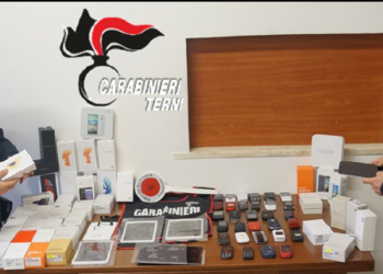 Furto all’Euronics, arrestato 25enne romeno. Ricercati altri due