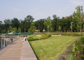 La riva destra a valle del ponte dell’Adunata. Com’è e come potrebbe diventare