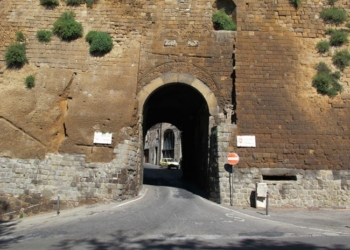 Porta Maggiore torna in Consiglio comunale ripulita