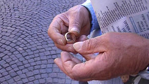 Ottandaduenne adescato da una giovane romena, gli ruba catenina, anelli e le chiavi della macchina