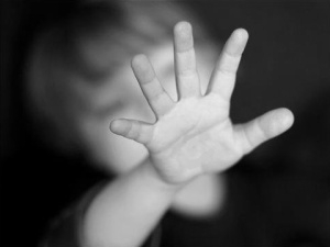 “Ti appicco al muro”: maestra 47enne inchiodata dalle microcamere