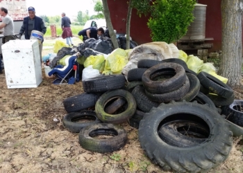 Volontari di Federcaccia e ProCiv raccolgono quintali di rifiuti ai lati della strada