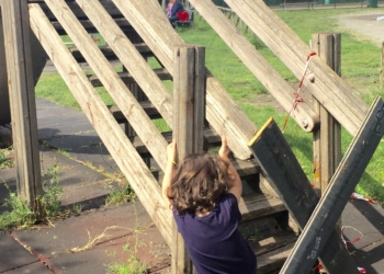 Degrado e giochi pericolosi ai giardinetti di Sferracavallo, mamme infuriate raccolgono le firme