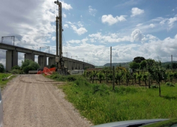 “Quel muro è uno scempio”, protesta dei cittadini ad Allerona scalo contro l’opera di cemento all’entrata del paese