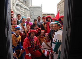 La magia della Palombella, i petali di “Orvieto in fiore”, la bellezza di dame, popolani e sbandieratori .. una domenica di festa