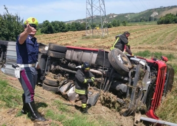 Tir carico di nutella si ribalta in Autostrada, l’autista accusa un malore