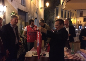 Azzurra Ceprini Orvieto dona alla commissione di valutazione per la città europea dello sport ed al sindaco Germani la maglia originale della A1