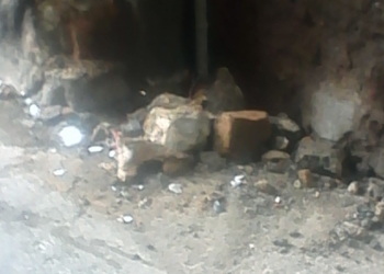 Pezzi di muro a terra, una cicatrice su Porta Maggiore