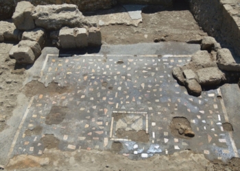 Nuovo ritrovamento a Campo della Fiera, ecco un elegante mosaico a tessere nere e scaglie di marmi policromi