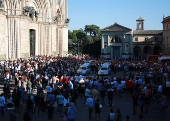 L’abbraccio di addio a Barbara e Matteo. Più forte della morte è l’amore.