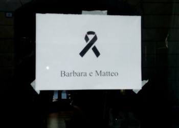 L’abbraccio di addio a Barbara e Matteo. Più forte della morte è l’amore.