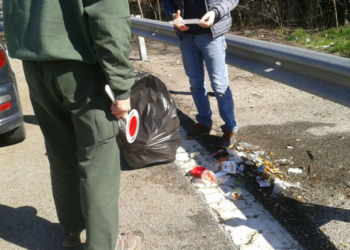 Abbandono rifiuti in strada, denunciato commerciante. Dovrà ripulire la strada.