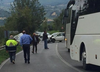 Incidente tra due vetture e un furgone sulla Strada della stazione; due conducenti ricoverati al P.S. dell’Ospedale S.M.S.