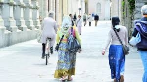 Cassonetto dei vestiti depretato da una zingara a Orvieto scalo