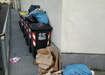 Bidoni condominiali boccheggiano sotto sacchi della spazzatura, la foto segnalazione di alcuni residenti allo Scalo