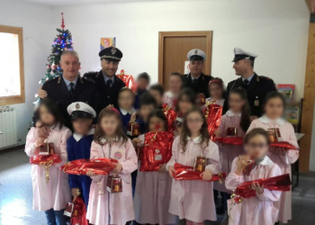 Maxischermo e kit scuola per la popolazione di Preci. Ecco il regalo di Natale dei Vigili urbani di Orvieto