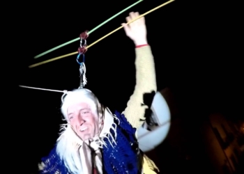 La Befana FORRADITESTA® vien di sera giù dalla torre e dal campanile