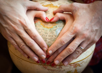 “La maternità non è solo una questione biologica”. L’esperienza di adozione internazionale di Viviana e Luca