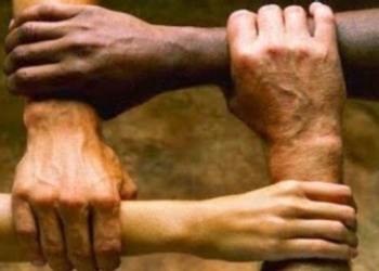 Braccia intrecciate su cui cadere, una strada da cui ricominciare. Luisa: “mi sono fidata di Rete Famiglia e sono ripartita”