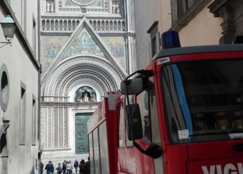 Cede il solaio di una cantina in un palazzo nel centro storico, evacuate le famiglie