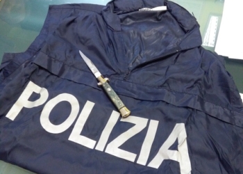 A piedi in autostrada, ubriaco e con un coltello a serramanico. Preso dalla Stradale di Orvieto