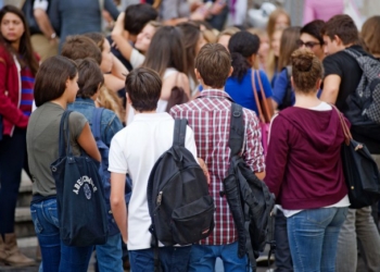 Giovani con la faccia da duri ma col cuore fragile. La scuola deve essere ricchezza per la vita
