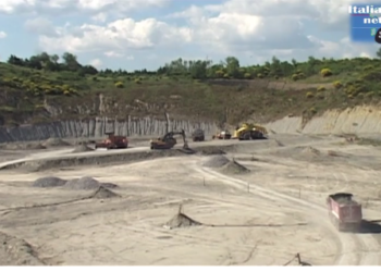 Le immagini della discarica le Crete dopo l’incendio divampato luedì notte