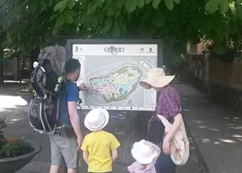 Nuova segnaletica pedonale, installate le mappe per aiutare i turisti a scoprire la città